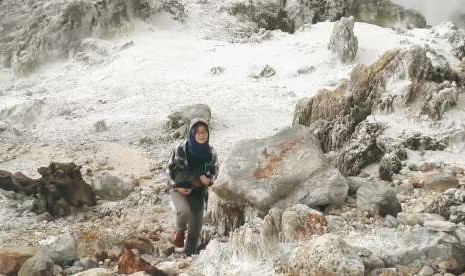 Seorang traveller di kawasan Kawah Ratu, Gunung Salak, Bogor, Jawa Barat.