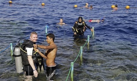 Jumlah Turis Inggris ke Mesir Diperkirakan 500 Ribu Orang. Seorang turis bersiap melakukan scuba diving pertamanya di resor Laut Merah, Sharm el-Sheikh, Sinai selatan, Mesir, Sabtu, 7 November 2015. 