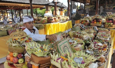 Seorang umat Hindu menyiapkan sesajen saat persembahyangan Hari Raya Galungan di Ubud, Bali, Rabu (17/12). Umat Hindu merayakan Hari Raya Galungan setiap 6 bulan sebagai hari kemenangan kebenaran (Dharma) di atas kejahatan (Adharma) yang diisi dengan perse