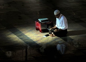 Seorang umat muslim membaca Alquran  di Masjid Al Markaz Al Islami Makassar, Rabu (10/8). 