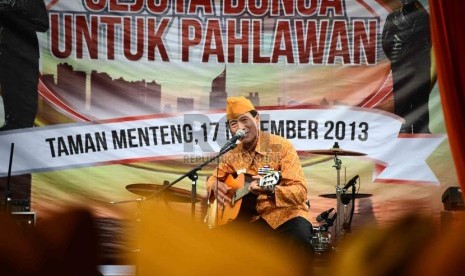  Seorang veteran yang tergabung dalam Legiun Veteran Republik Indonesia (LVRI) bernyanyi dalam acara Sejuta Bunga Untuk Pahlawan di Taman Menteng, Jakarta, Ahad (17/11).  (Republika/Agung Supriyanto)