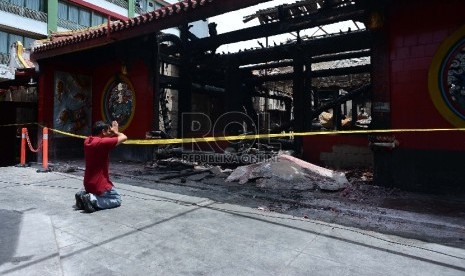 [ilustrasi] Seorang warga Tionghoa berdoa di Vihara Dharma Bhakti, Petak Sembilan, Jakarta Barat.