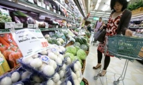 Seorang wanita berbelanja di supermarket Tokyo. Ibu kota Jepang ditahbiskan oleh ECA dalam peringkat satu kota berbiaya hidup termahal di dunia, versi 2010