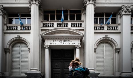 Seorang wanita berjalan di depan Bank Sentral, di Buenos Aires, Argentina, 22 Mei 2020. Pemerintah Argentina mengumumkan akan mulai membayar impor China dalam yuan daripada dolar. 