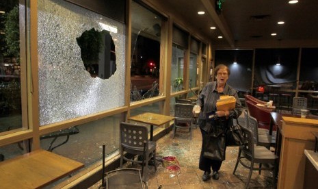 Seorang wanita berjalan keluar dari toko Starbucks Coffee di Anaheim, California. (Ilustrasi)