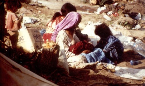 Seorang wanita dan anak-anaknya di kemah pengungsi Turki pada akhir Perang Teluk pertama