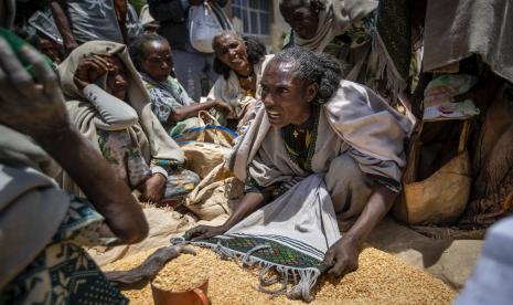 Seorang wanita Ethiopia berdebat dengan yang lain tentang alokasi kacang polong kuning setelah didistribusikan oleh Lembaga Pertolongan Tigray di kota Agula, di wilayah Tigray di Ethiopia utara pada 8 Mei 2021. Pemerintah Ethiopia pada Kamis, 18 Agustus. , 2022 mengkritik sebagai 