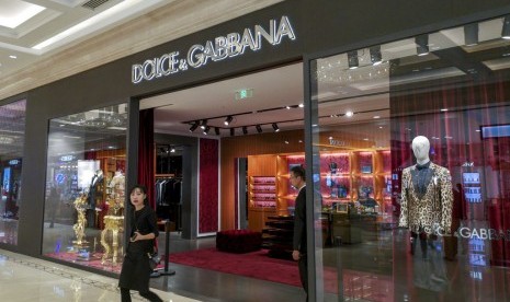 Butik Dolce & Gabbana. Jenama menggelar pertunjukan koleksi busana pria musim semi/musim panas 2021 di Milan, Italia pada Rabu (15/7).