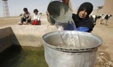 Seorang wanita mengambil air dari sebuah sumur. Pembuangan air limbah, sampah berbahaya dan penggunaan bahan kimia pertanian telah mengontaminasi air tanah di Jalur Gaza