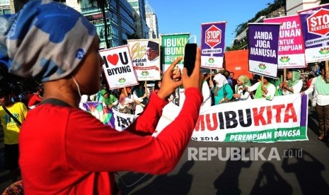 Seorang wanita mengambil gambar aksi simpatik dalam rangka Hari Ibu.