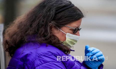 Kota Jena di Jerman timur memutuskan untuk mengharuskan warga mengenakan masker saat berbelanja atau bepergian dengan transportasi umum (Foto: ilustrasi pakai masker)