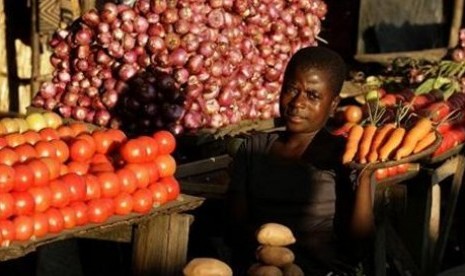 Seorang wanita muda, penjual sayur-mayur di pasar lokal, kawasan Afrika Utara