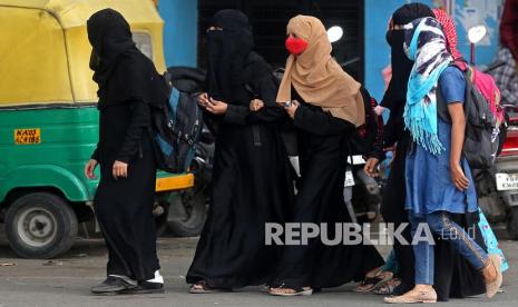  Seorang wanita Muslim (CR) mengenakan Hijab (jilbab) berjalan dengan wanita lain yang mengenakan Niqab (cadar yang menutupi wajah kecuali area mata) di Bangalore, India, 16 Februari 2022. Pengadilan Tinggi Karnataka mendengar pada 16 Februari petisi yang menentang larangan jilbab Di lembaga pendidikan seperti perguruan tinggi pra-perguruan tinggi dibuka setelah ditutup selama seminggu, karena masalah jilbab. India telah mengalami peningkatan jumlah kejahatan kebencian dan serangan terhadap Muslim, Kristen, dan Minoritas dalam beberapa bulan terakhir.