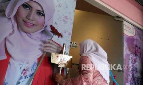 Seorang wanita Muslimah memasuki salon MOZ5 yang merupakan salon khusus Muslimah di Jakarta. 