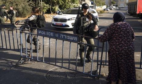 Seorang wanita Palestina berbicara dengan seorang petugas Polisi Perbatasan Israel di sebuah demonstrasi oleh orang-orang Israel liberal menentang bentrokan semalam antara penduduk Palestina dan pemukim Israel di lingkungan Sheikh Jarrah yang diperangi di Yerusalem timur, Jumat, 14 Oktober 2022.