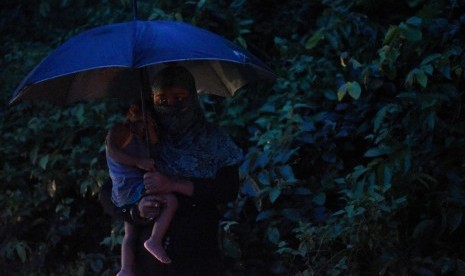 Seorang wanita pengungsi Rohingya bersama anaknya berdiri di dekat Kamp Pengungsian Ukhia, Cox Bazar, Bangladesh, Kamis (28/9). 