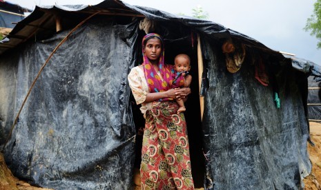 Seorang wanita pengungsi Rohingya bersama anaknya berdiri di Kamp Pengungsian Ukhia, Cox Bazar, Bangladesh, Kamis (28/9).