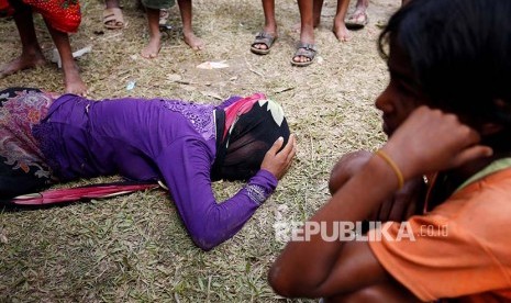 Seorang wanita Rohingya di perbatasan Myanmar - Bangladesh menangis setelah mendapat kabar melalui telefon suaminya tewas oleh militer Myanmar.