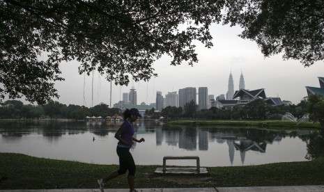 Penurunan massa otot atau sarkopenia bisa dicegah dan diperbaiki dengan melakukan perbaikan gaya hidup. Misalnya rutin berolahraga, mengonsumsi makanan kaya gizi, dan menjauhi rokok. 