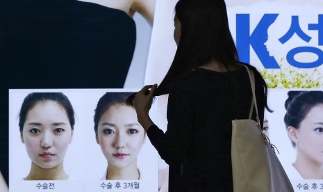 Seorang wanita sedang memperhatikan iklan operasi plastik di Seoul, Korsel. Kecantikan dan paras paripurna adalah hal penting bagi kaum muda Korea termasuk di Jakarta..