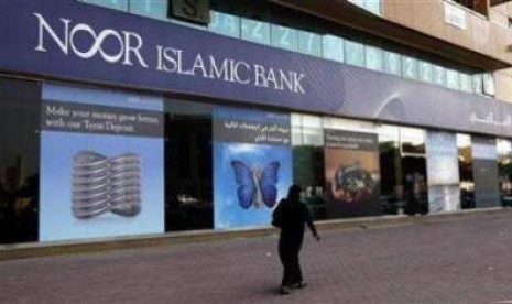 Seorang wanita tampak melintas di depan salah satu kantor cabang Noor Islamic Bank di Dubai.