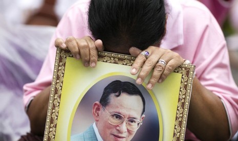  Seorang wanita Thailand menangis di Rumah Sakit Siriraj di mana Raja Bhumibol Adulyadej dirawat di Bangkok,  Raja Bhumibol Adulyadej dinyatakan meninggal dunia pada Kamis (13/10). 