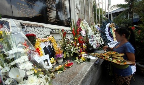 Seorang warga bali meletakan bunga di Monumen Bom Bali, Legian, Kuta, Bali, Jumat (12/10). Sejumlah korban selamat dan keluarga korban tragedi bom bali melakukan peringatan 10 tahun terjadinya tragedi yang menewaskan 202 orang, dari Indonesia dan berbagai 