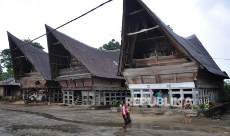 Seorang warga Batak beraktivitas di depan rumah adat di Desa Lintong Ni Huta, Kecamatan Tampahan, Kabupaten Toba Samosir, Sumatera Utara, Rabu (11/3/2020). Salah satu skenario terpilih dari program Indonesiana Film yang difasilitasi Direktorat Jenderal Kebudayaan Kemendikbudristek dengan judul 'Tulang Belulang Tulang' berhasil menarik investor Adhya Pictures.