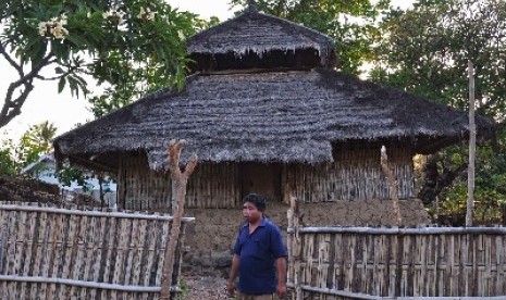 Seorang warga berada di komplek masjid kuno di Dusun Salut Timur, Desa Salut, Kec. Kayangan, Tanjung, Kab. Lombok Utara, NTB, 