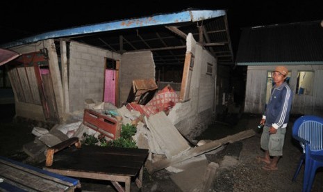 Seorang warga berdiri di antara reruntuhan rumahnya yang rusak berat di Desa Tuva, Kecamatan Gumbasa, Kab. Sigi, Sulawesi Tengah, Minggu (19/8) dinihari.