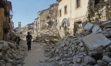 Seorang warga berjalan di jalanan Amatrice, Italia tengah usai diguncang gempa 6,2 SR, Rabu, 24 Agustus 2016.