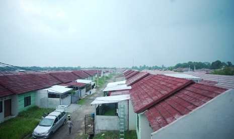 Seorang warga berjalan di perumahan bersubsidi Green Citayam City Depok, Jawa Barat, Jumat (26/10/2018). 