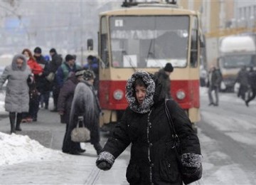 Seorang warga berjalan di sebuah jalan di ibukota Ukraina, Kiev, Jumat (3/2). 