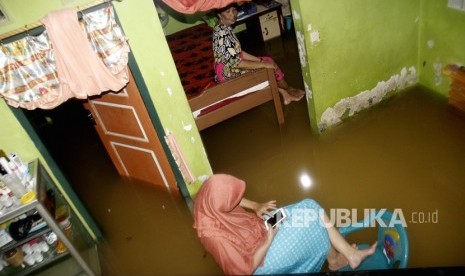 Warga yang terjebak banjir di dalam rumahnya (ilustrasi)