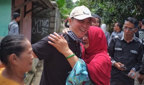 Seorang warga bernama Elia menangis ketika bertemu calon Wakil Walikota Bogor, Dedie Rachim di Panaragan, Bogor tengah, Kamis (8/6)