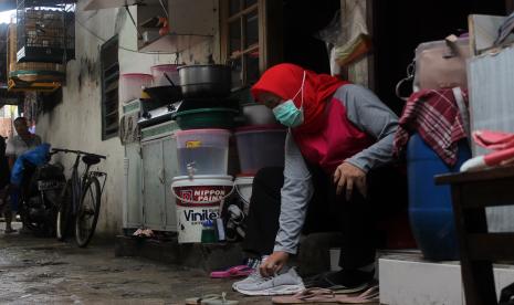 Seorang warga bersiap memulai aktivitas di permukiman padat penduduk Kemayoran Gempol, Jakarta. Kepala Badan Kebijakan Fiskal Kementerian Keuangan Febrio Kacaribu mengatakan pemulihan ekonomi berdampak positif terhadap peningkatan kesejahteraan masyarakat. Hal ini tercermin dari tingkat kemiskinan Indonesia pada Maret 2022 yang kembali menurun menjadi 9,54 persen, dari 9,71 persen pada September 2021. 