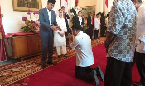 Seorang warga bersujud di depan Jokowi saat open house di Istana Negara, Rabu (5/6). 