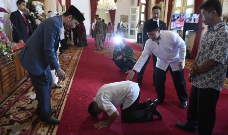 Seorang warga bersujud di depan Presiden Joko Widodo saat halalbihalal di Istana Negara, Jakarta, Rabu (5/6/19). 