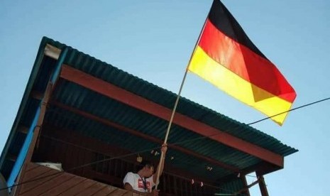 Seorang warga Biak Numfor mengibarkan bendera Jerman di kediamannya, Sabtu (26/6). 