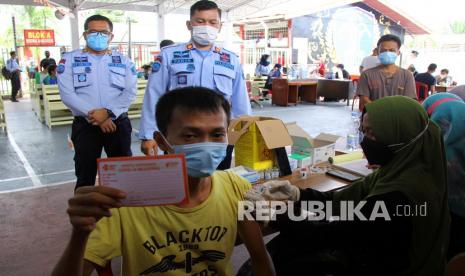 Seorang warga binaan menerima suntikan vaksin COVID-19 Moderna di Rumah Tahanan Negara (Rutan) Kelas IIB Dumai, Riau, Kamis (23/9). Satuan Tugas Penanganan COVID-19 Provinsi Kepulauan Riau menyatakan sebanyak 1.183.097 orang atau 86,15 persen warga yang berusia minimal 18 tahun di wilayah itu sudah divaksinasi dosis pertama.