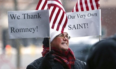 Seorang warga di Salt Lake City, AS, Kamis (6/2), mengangkat papan ucapan terim kasih ke Senator Mitt Romney yang dianggap berani memilih ya untuk Presiden Trump diturunkan dari jabatannya.