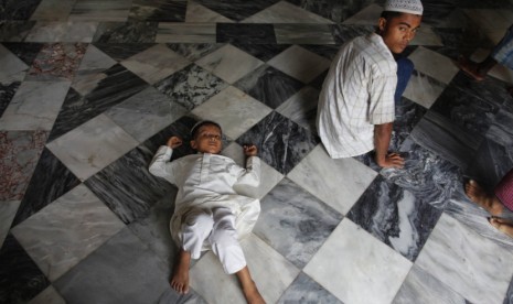  Seorang warga etnis Rohingya tengah berkumpul untuk menunggu sholat Jumat berjamaah di sebuah masjid di Sittwe, Myanmar. (Damir Sagolj/Reuters)