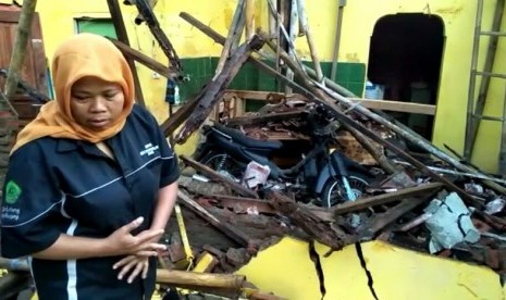 Seorang warga Kampung Tegal Gede, Kelurahan Kota Baru, Kecamatan Cibereum, Kota Tasikmalaya, menatap rumahnya yang ambruk akibat gempa bumi.