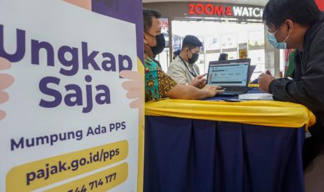 Seorang warga (kanan) dipandu mendaftarkan pajak secara daring oleh petugas Kantor Wilayah Direktorat Jenderal Pajak (DJP) Papua, Papua Barat dan Maluku (Papabrama) di stan Kanwil DJP Papabrama, Mall Jayapura, Papua, Jumat (24/6/2022). Berdasarkan data Kanwil DJP Papabrama, sebanyak 1.338 wajib pajak telah melaporkan pajaknya dalam sistem jemput bola melalui Program Pengungkapan Sukarela (PPS) pada Semester I 2022.