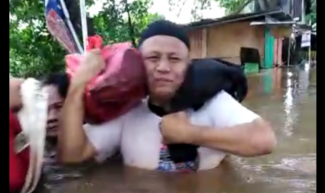 Seorang warga Kartika Baru, Ciledug, berada di tengah banjir.