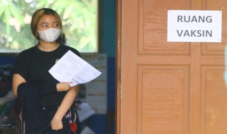 Seorang warga keluar dari ruang vaksin saat mengikuti vaksinasi massal yang diadakan pemerintah setempat di gedung sekolah untuk menghemat anggaran di SD Saptorenggo 2, Pakis, Malang, Jawa Timur, Sabtu (31/7/2021). Kementerian Dalam Negeri mencatat rata-rata realisasi belanja Anggaran Pendapatan dan Belanja Daerah (APBD) untuk penanganan pandemi COVID-19 dari seluruh provinsi dinilai masih rendah yaitu baru mencapai 29,19 persen atau setara Rp 5,78 triliun