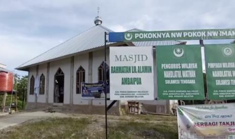 Seorang warga keturunan Tionghoa yang beragama Buddha membangun Masjid Rahmatan Lil Alamin di Desa Ambaipua, tepatnya di poros bandara Haluoleo.