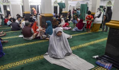 Seorang warga korban banjir melaksanakan shalat saat mengungsi di Masjid Al-Irsyad, Tangerang, Banten Kamis (2/1).