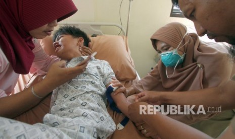 One of victims of freshwater snails poisoning treated at North Bogor Health Office, Bogor, West Java on Monday (May 28). 