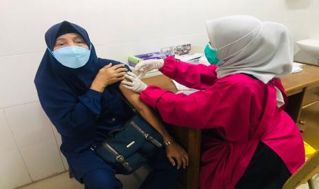 Seorang warga lanjut usia (lansia) di Kota Bogor, Farida (69 tahun) disuntik vaksin booster di Puskesmas Semplak, Kecamatan Bogor Barat, Kota Bogor, Kamis (13/1/2022).